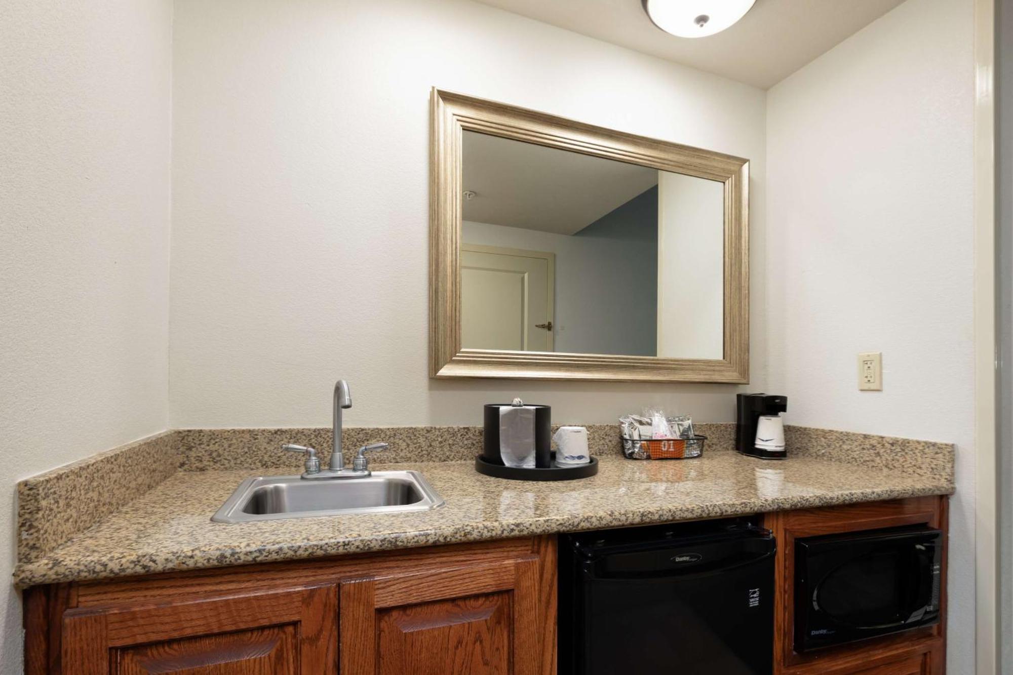Hampton & - I-10 East 3* Prairieville