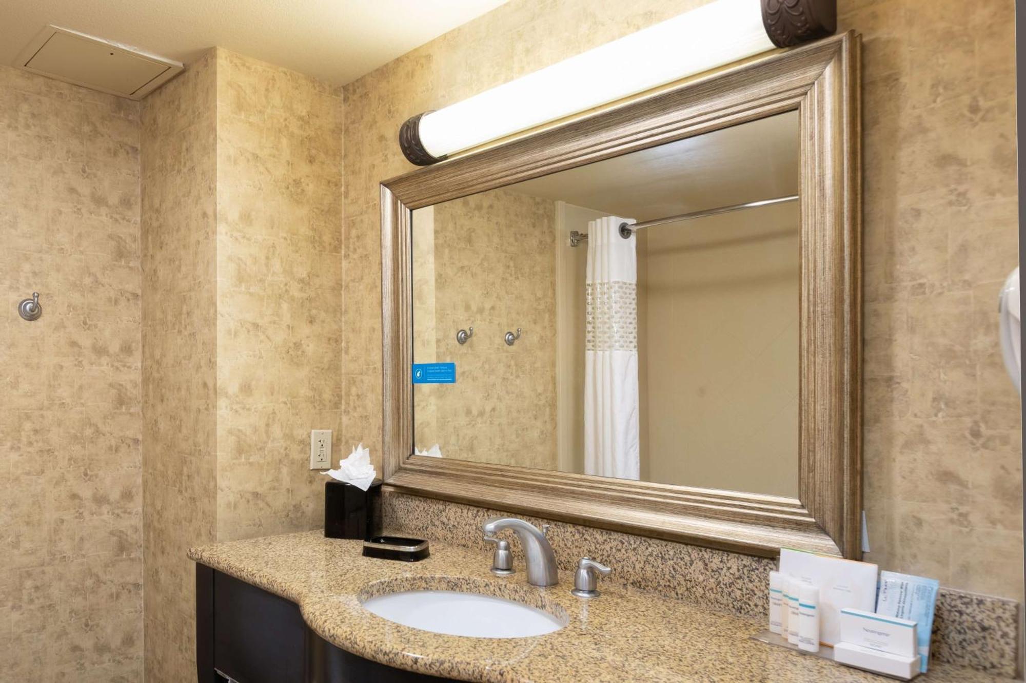 Hotel Hampton & - I-10 East 3*