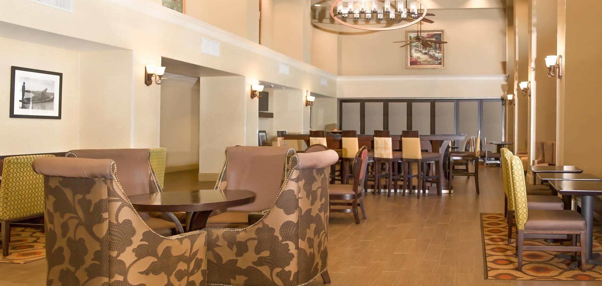 Hampton & Baton Rouge - I-10 East Hotel